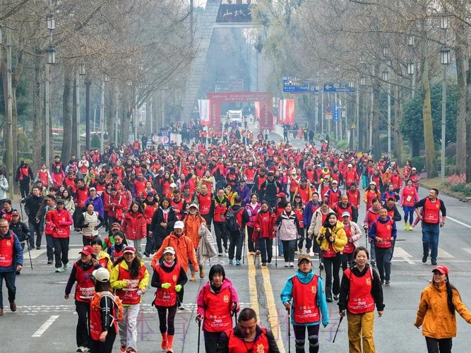 体育总局举办秋季登高活动 体育总局举办秋季登高活动